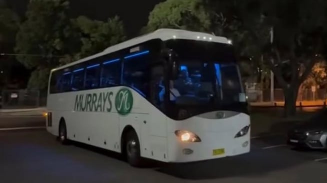 Fasilitas bus yang diberikan oleh Australia kepada timnas Indonesia dianggap kondisinya memperihatinkan. Busnya terlihat kurang besar dan lampu depannya hanya nyala sebelah Instagram/@nusantara.ballers)