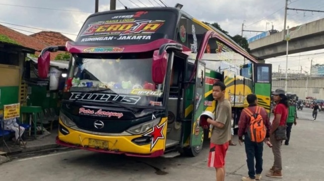 Arsip foto - Suasana penumpang yang akan berpergian menggunakan bus di Terminal Lebak Bulus, Jakarta, Jumat (20/12/2024). ANTARA/Luthfia Miranda Putri.