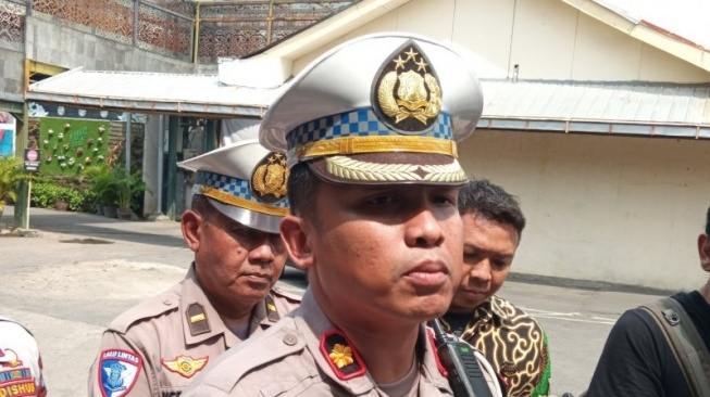 Kepala Satlantas Polresta Cirebon Kompol Mangku Anom Sutresno (tengah) saat memberikan keterangan di Cirebon, Jawa Barat. (ANTARA/Fathnur Rohman)