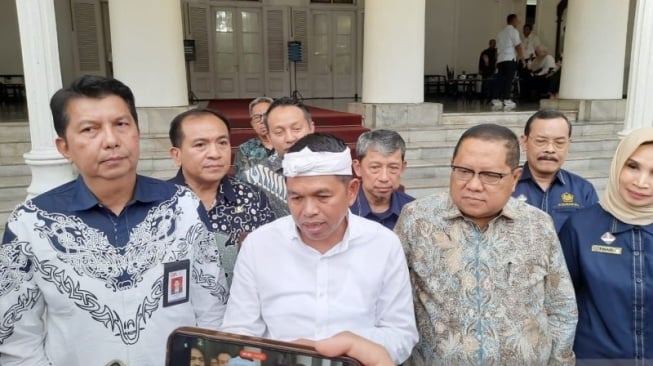 Gubernur Jawa Barat Dedi Mulyadi memberikan keterangan di Gedung Pakuan Bandung, Rabu (19/3/2025). (ANTARA/Ricky Prayoga)