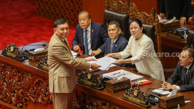 Menteri Pertahanan Sjafrie Sjamsoeddin (kiri) menyerahkan laporan pandangan pemerintah kepada Ketua DPR Puan Maharan pada Rapat Paripurna ke-15 DPR Masa Persidangan II Tahun Sidang 2024-2025 di Kompleks Parlemen, Senayan, Jakarta, Kamis (20/3/2025). [Suara.com/Alfian Winanto]