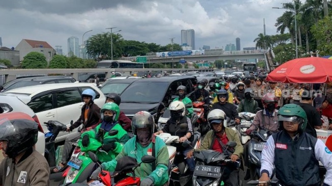 Massa Aksi Tolak UU TNI di DPR Blokade Jalan Gatot Subroto, Pengendara Terjebak!