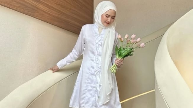 4 Inspirasi OOTD Tunik Modern ala Intan Ghazella untuk Bukber atau Lebaran