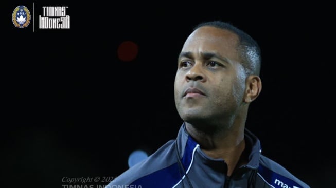 Pelatih Timnas Indonesia, Patrick Kluivert menegaskan ingin lepas dari bayang-bayang Shin Tae-yong jelang debutnya memimpin Garuda kontra Australia pada Kamis (20/3/2025) pukul 16.10 WIB. [Dok. X/Timnas Indonesia]