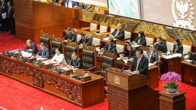 Ketua Komisi I DPR Utut Adianto membacakan laporan pada Rapat Paripurna ke-15 DPR Masa Persidangan II Tahun Sidang 2024-2025 di Kompleks Parlemen, Senayan, Jakarta, Kamis (20/3/2025). [Suara.com/Alfian Winanto]