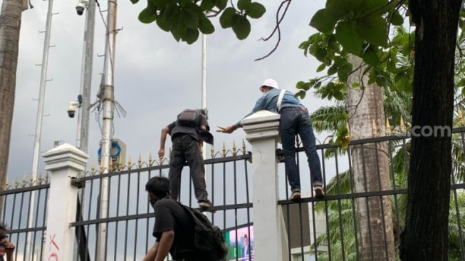 Demonstrasi tolak UU TNI di depan Gedung DPR RI memanas.Massa pendemo dan aparat terlibat bentrok. (Suara.com/Rakha)