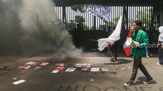 Massa mahasiswa dari berbagai universitas saat menggelar aksi menolak RUU TNI di Kawasan DPR, Jakarta, Kamis (20/3/2025). [Suara.com/Alfian Winanto]