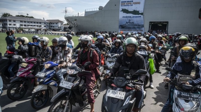 Sejumlah pemudik sepeda motor yang menggunakan KRI Banda Aceh-593 tiba di Dermaga Komando Lintas Laut Militer (Kolinlamil), Tanjung Priok, Jakarta, Senin (15/4/2024). KRI Banda Aceh-593 yang belayar dari Surabaya, Jawa Timur, dan Semarang, Jawa Tengah, itu menurunkan 810 pemudik serta 181 unit sepeda motor. ANTARA FOTO/Aprillio Akbar/YU