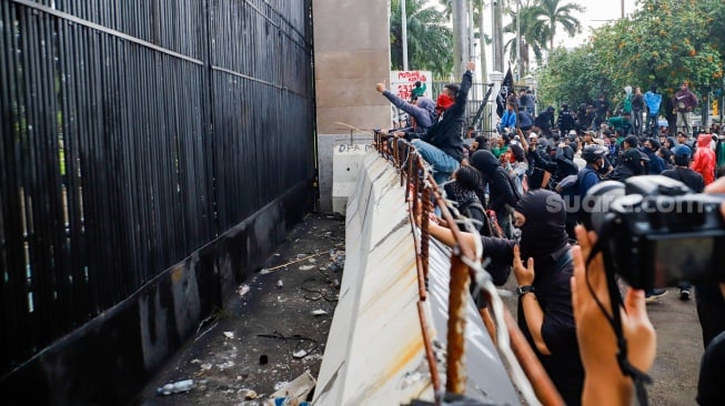 Massa saat menggelar aksi demo Tolak RUU TNI di depan Gedung DPR RI, Jakarta, Kamis (20/3/2025). [Suara.com/Alfian Winanto]