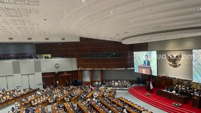 Ketua Komisi I DPR RI Utut Adianto saat pembahasan Revisi Undang-Undang TNI sebelum disahkan menjadi UU dalam Rapat Paripurna di Komplek Parlemen, Senayan, Jakarta, Kamis (20/3/2025). (Suara.com/Bagaskara)