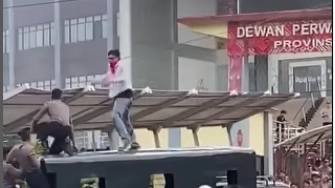 Video pendemo terlibat duel dengan aparat kepolisian di atas truk saat demo tolak RUU TNI di Gedung DPRD Sulut. (Tangkapan layar/Instagram)