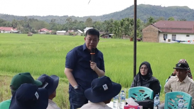 Wakil Ketua Komisi IV DPR RI, Alex Indra Lukman, saat memantau program Basawah Pokok Murah. [Dok. Antara]