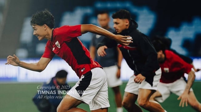 Penyerang Timnas Indonesia, Rafael Struick berlatih bersama rekan-rekannya jelang menghadapi tantangan berat saat bertemu dengan Australia dalam lanjutan Grup C putaran ketiga kualifikasi Piala Dunia 2026 di Stadion Sepak Bola Sydney, Kamis (20/3/2025) pukul 16.10 WIB. [Dok. IG Timnas Indonesia]