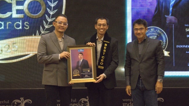 Direktur Utama PT Brantas Abipraya (Persero), Sugeng Rochadi terpilih sebagai salah satu penerima penghargaan Indonesia Best 50 CEO Awards 2025. Penghargaan diwakilkan kepada Purnomo, Direktur Operasi II Brantas Abipraya untuk penerimaannya (Dok: Brantas Abipraya)