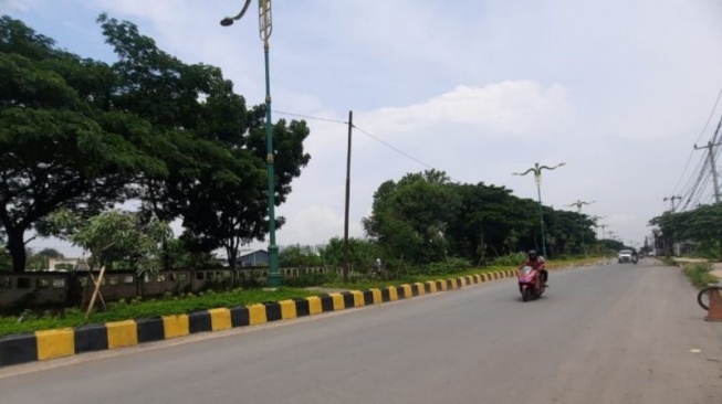 Kondisi Jalan Inspeksi Kalimalang sebagai salah satu jalur lintasan pemudik di wilayah Kabupaten Bekasi, Jawa Barat. (ANTARA/Pradita Kurniawan Syah).