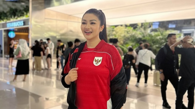 Dukung Langsung Timnas di Australia, Fitri Carlina Nyayikan Lagu Khusus Untuk Pratama Arhan