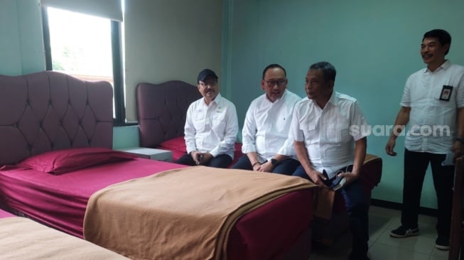 Menteri Sosial Saifullah Yusuf (Gus Ipul) meninjau salah satu aset gedung milik Kemensos di Jakarta yang akan dijadikan Sekolah Rakyat. (Suara.com/Lilis)