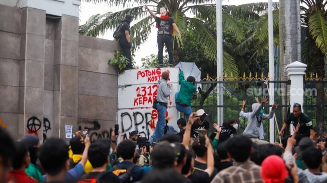 Massa saat menggelar aksi demo Tolak RUU TNI di depan Gedung DPR RI, Jakarta, Kamis (20/3/2025). [Suara.com/Alfian Winanto]