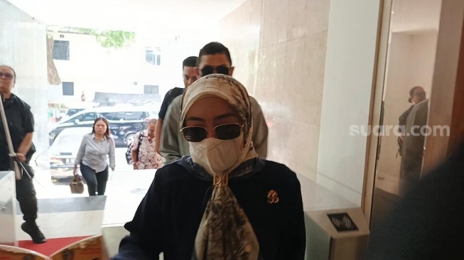 Shella Saukia menjalani pemeriksaan atas laporannya ke Nikita Mirzani di Polda Metro Jaya, Kamis (20/3/2025). [Suara.com/Rena Pangesti]