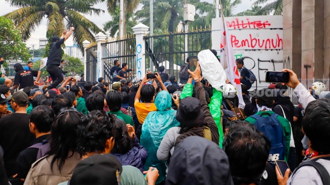 Massa berusaha menjebol pagar Gedung DPR RI saat menggelar aksi demo Tolak RUU TNI di Jakarta, Kamis (20/3/2025). [Suara.com/Alfian Winanto]