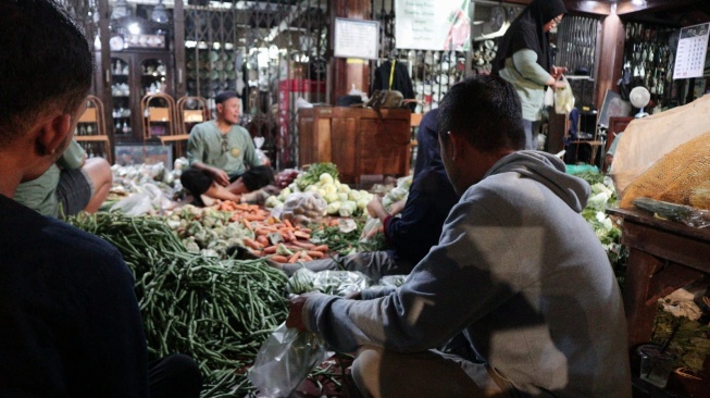 Paguyuban Pasar Triwindu membuka pasar sayur gratis, pada (20/3/2025) malam. [Dok Pribadi]