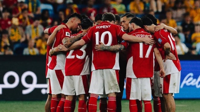 Ole Romeny bersama rekan-rekannya di Timnas Indonesia ketika menghadapi Australia dalam laga ketujuh Grup C putaran ketiga Kualifikasi Piala Dunia 2026 zona Asia di Sydney Football Stadium, Sydney, Kamis (29/3/2025) malam WIB. [Dok. IG Ole Romeny]