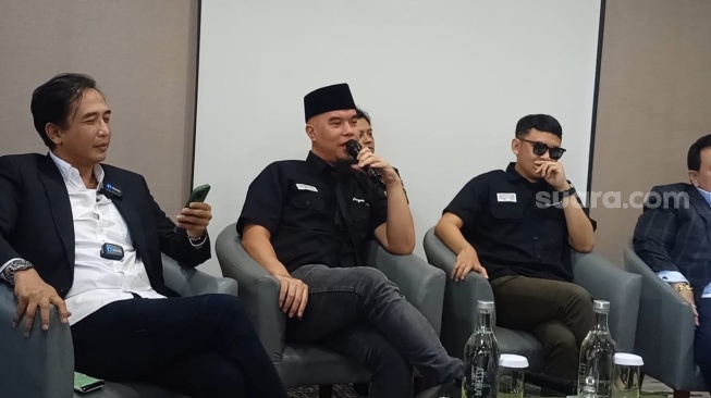 Ahmad Dhani, Piyu Padi Reborn, dan Ari Bias yang tergabung dalam AKSI menggelar jumpa pers di kawasan Senayan, Jakarta Pusat, Jumat (21/3/2025). [Rena Pangesti/Suara.com]