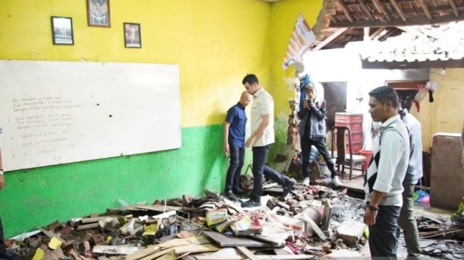 Pemkab Bandung Pastikan Ruang Kelas SDN Margaasih yang Jebol Akibat Banjir Diperbaiki