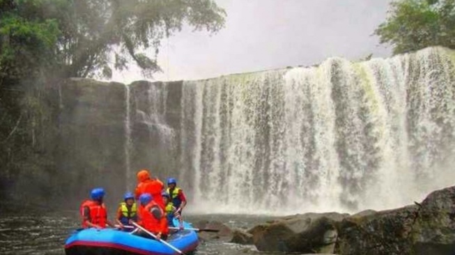 Pesona air terjun Riam Merasap yang terletak di Kabupaten Bengkayang, Kalbar. (ANTARA/HO-Faji Kalbar)