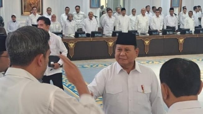 Presiden Prabowo saat akan memimpin sidang kabinet di Kantor Presiden, Jakarta, Jumat (21/3/2025). [Suara.com/Novian]