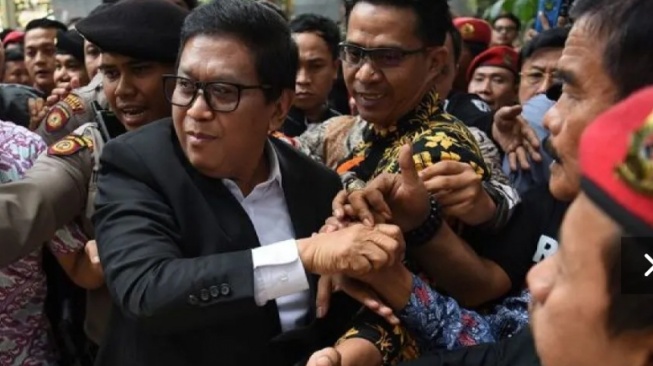 Sekjen DPP PDI Perjuangan Hasto Kristiyanto (tengah) menjalani sidang pembacaan eksepsi di Pengadilan Tipikor [ANTARA]