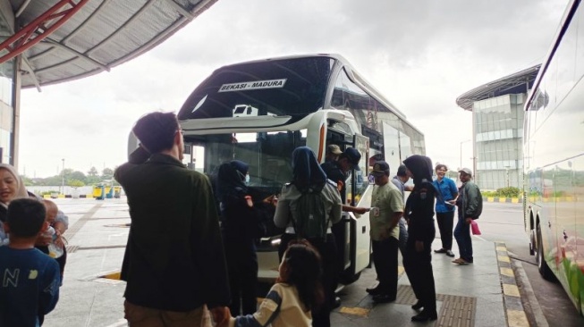 Penumpang bus Terminal Terpadu Pulo Gebang (TTPG), Jakarta Timur, Jumat (21/3/2025). (ANTARA/Siti Nurhaliza)