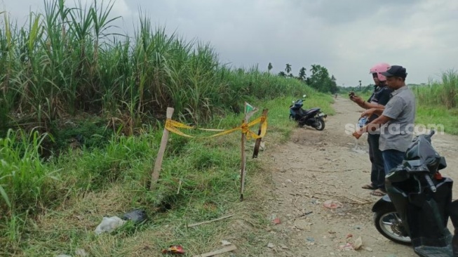 Geger penemuan mayat di kawasan kebun tebu Jalan Sei Mencirim-Diski, Kecamatan Sunggal, Kabupaten Deli Serdang, Sumatera Utara (Sumut), Jumat (21/3/2025). [Suara.com/ M Aribowo]