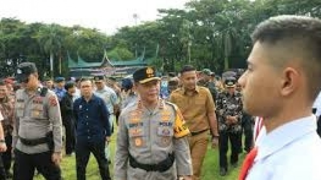 Kapolda Sumbar, Irjen Pol Gatot Tri Suryanta saat mengecek kesiapan pengamanan Lebaran 2025. [Dok. Antara]