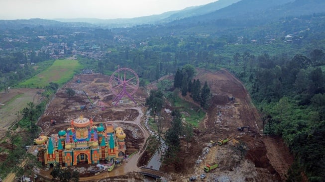 Foto udara pembongkaran bangunan terakhir di Hibisc Fantasy, Puncak, Kabupaten Bogor, Jawa Barat, Jumat (21/3/2025). [ANTARA FOTO/Yulius Satria Wijaya/foc]