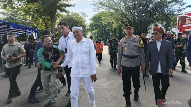 Gubernur Jawa Barat Dedi Mulyadi bersama Kapolda Jabar Akhmad Wiyagus meninjau persiapan Operasi Ketupat di depan Gedung Sate Bandung, Kamis (20/3/2025). (ANTARA/Ricky Prayoga)