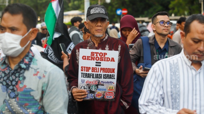 Ratusan massa Aksi Bela Palestina menggelar demonstrasi di depan Kedutaan Besar Amerika Serikat (AS) untuk Indonesia, Jakarta Pusat, Jumat (21/3/2025). [Suara.com/Alfian Winanto]