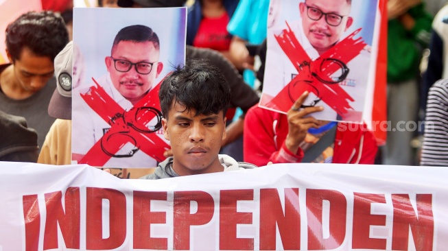 Komite Independen Mahasiswa Indonesia (KIM-Indonesia) saat menggelar aksi unjuk rasa di depan Gedung Merah Putih KPK, Jakarta, Jumat (21/3/2025). [Suara.com/Alfian Winanto]