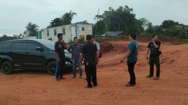 Tim Jatanras Polres Subang saat akan melakukan penangkapan sejumlah orang diduga preman di kawasan industri. (ANTARA/HO-Polres Subang)