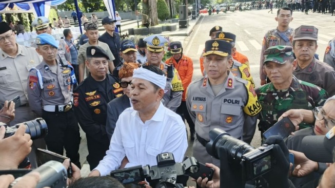 Gubernur Jawa Barat Dedi Mulyadi memberikan keterangan di Bandung, Kamis (20/3/2025). (ANTARA/Ricky Prayoga)