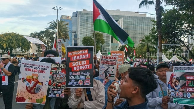 Ratusan massa Aksi Bela Palestina menggelar demonstrasi di depan Kedutaan Besar Amerika Serikat (AS) untuk Indonesia, Jakarta Pusat, Jumat (21/3/2025). [Suara.com/Alfian Winanto]