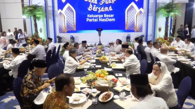 Momen Langka Surya Paloh, Jokowi dan Puan Duduk Semeja Ngobrol Sambil Santap Sate, Bahas Apa?