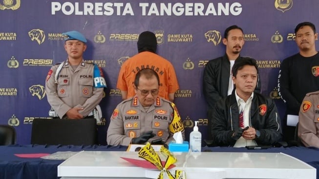 Kapolresta Tangerang Kombes Baktiar Joko Mujiono memberikan keterangan pers sambil menampilkan tersangka MR dalam mengungkap kasus tindak pidana pembunuhan berencana dengan memutilasi korban dan mayatnya dimasukan ke dalam fleezer, di Tangerang, Banten, Jumat (21/3/2025). ANTARA/Azmi Samsul Maarif.