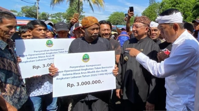 Gubernur Jawa Barat, Dedi Mulyadi menyerahkan kompensasi secara simbolis kepada kusir delman di Markas Polres Garut, Kamis (20/3/2025). (ANTARA/Feri Purnama)