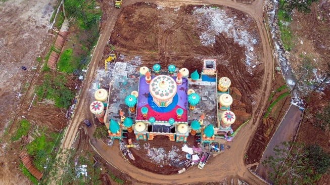 Foto udara pembongkaran bangunan terakhir di Hibisc Fantasy, Puncak, Kabupaten Bogor, Jawa Barat, Jumat (21/3/2025). [ANTARA FOTO/Yulius Satria Wijaya/foc]