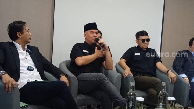 Ahmad Dhani, Piyu Padi Reborn, dan Ari Bias yang tergabung dalam AKSI menggelar jumpa pers di kawasan Senayan, Jakarta Pusat, Jumat (21/3/2025). [Rena Pangesti/Suara.com]