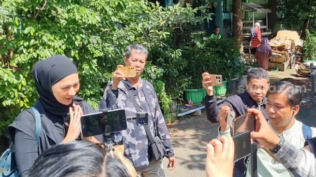 Paula Verhoeven saat mendatangi kediaman Baim Wong di kawasan Tanah Kusir, Jakarta Selatan, Jumat (21/3/2025) untuk bertemu kedua anak mereka, Kenzo dan Kiano. [Adiyoga Priyambodo/Suara.com]