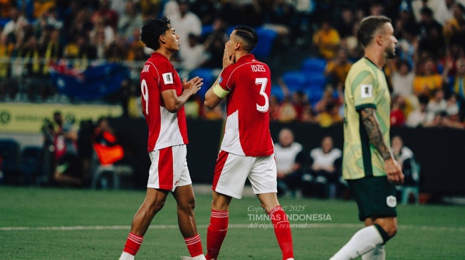 Ekspresi Rafael Struick dan Jay Idzes saat Timnas Indonesia kebobolan oleh Australia dalam lanjutan Grup C putaran ketiga Kualifikasi Piala Dunia 2026 zona Asia di Sydney Football Stadium, Sydney, Kamis (20/3/2025) malam WIB. [Dok. PSSI]