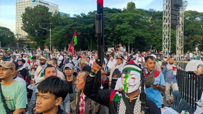 Ratusan massa Aksi Bela Palestina menggelar demonstrasi di depan Kedutaan Besar Amerika Serikat (AS) untuk Indonesia, Jakarta Pusat, Jumat (21/3/2025). [Suara.com/Alfian Winanto]