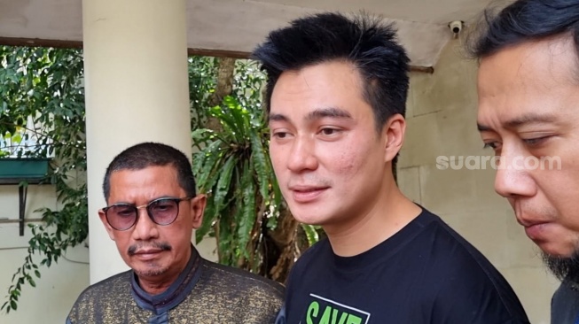 Baim Wong usai menerima kunjungan hakim Pengadilan Agama Jakarta Selatan di kediamannya kawasan Tanah Kusir, Jakarta, Jumat (21/3/2025) [Suara.com/Adiyoga Priyambodo].